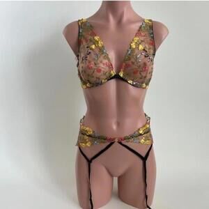 Victoria's Secret Dream Angels Unlined Plunge Bra and Garter set